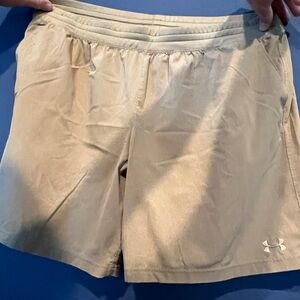 Men’s khaki shorts